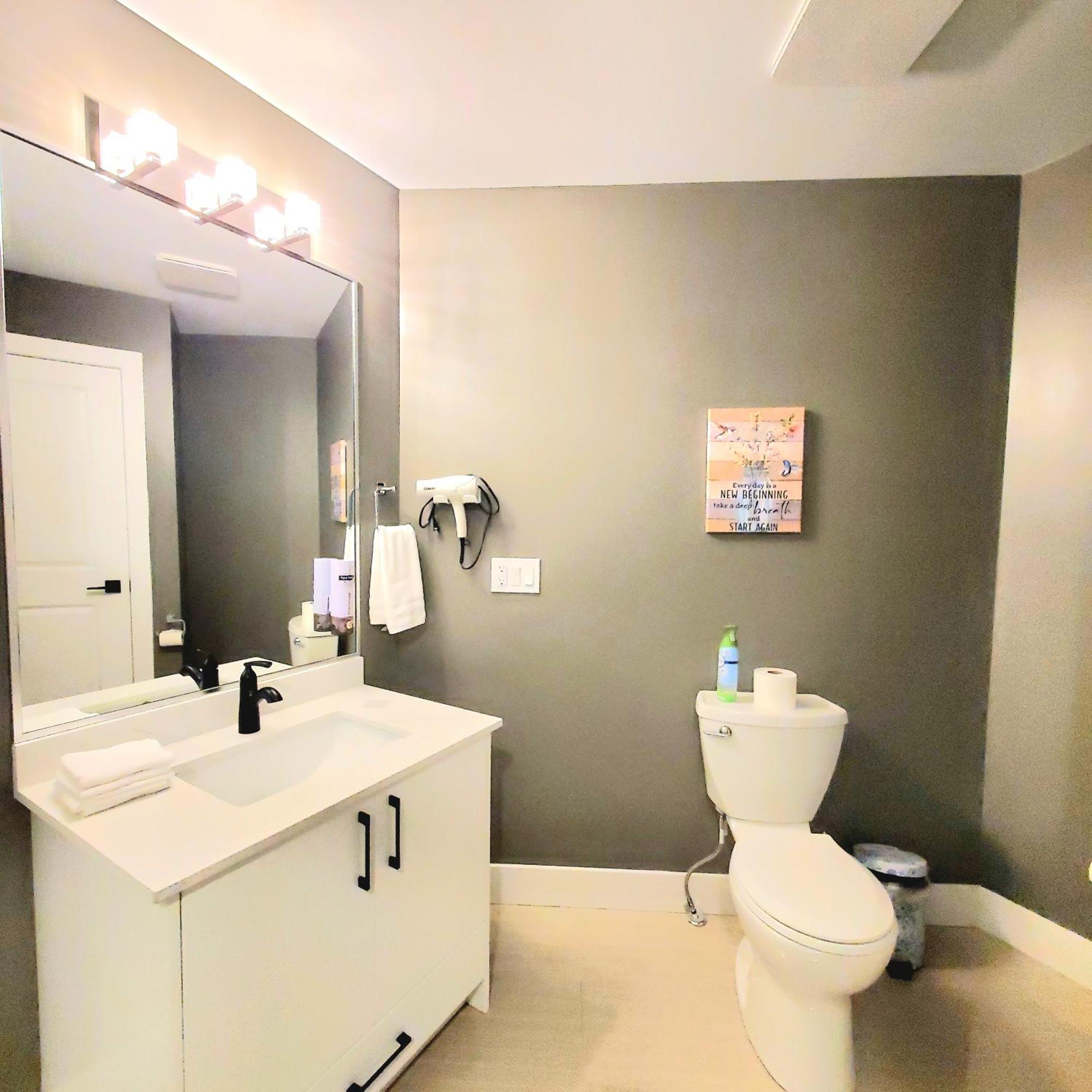 Mountain Retreat 3 Bedroom Garden House Near Heritage Park, Coliseum , Hwy 1, Fishing, Cultus Lake Chilliwack Quarto foto